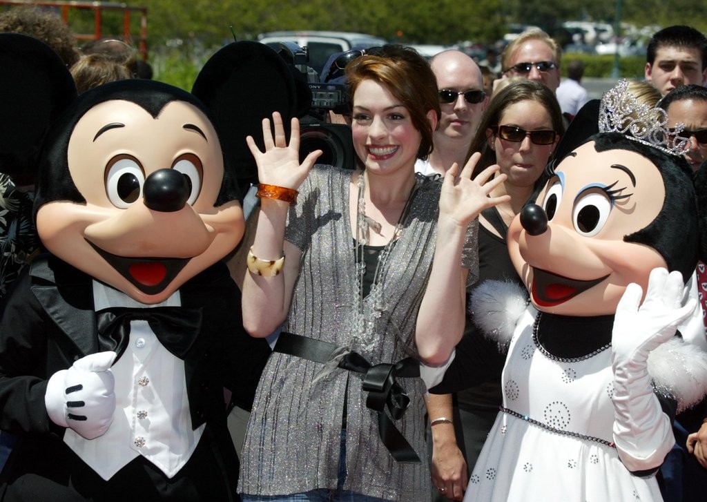 Anne-Hathaway-got-together-Mickey-Minnie-August-2004