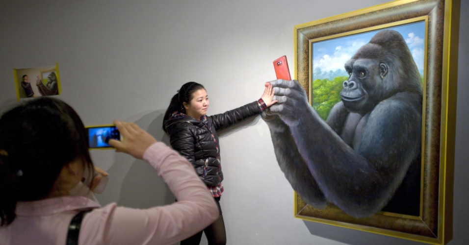 3fev2013---chinesa-interage-com-pinturas-3d-durante-exposicao-de-arte-neste-domingo-3-em-xanghai-china-1359886273592_956x500