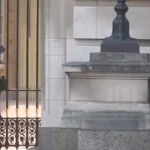LA CAÍDA QUE SE HA HECHO VIRAL DE UN «BEEFEATER» EN BUCKINGHAN PALACE