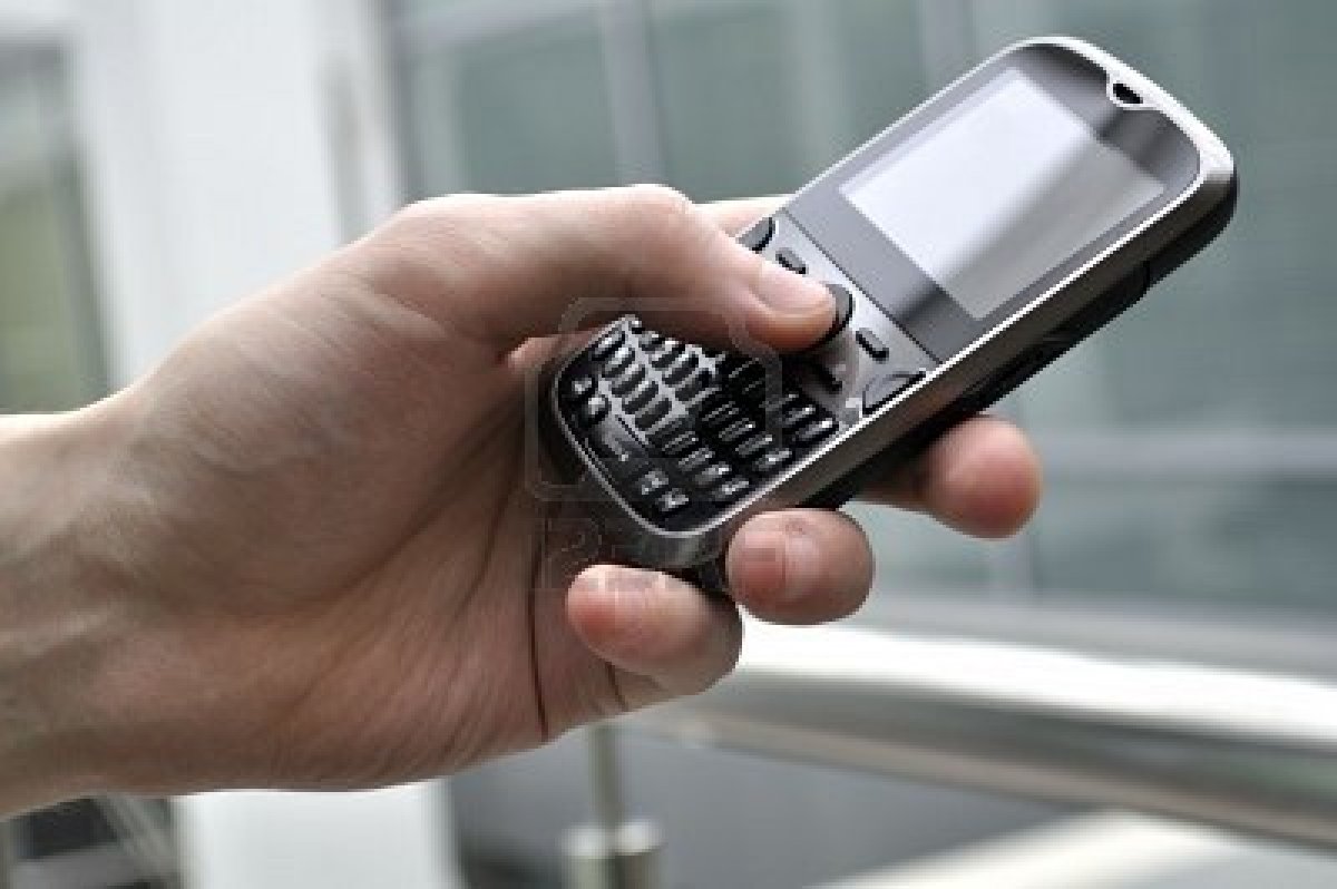 smartphone-de-negocios-moderno-en-la-mano-del-hombre