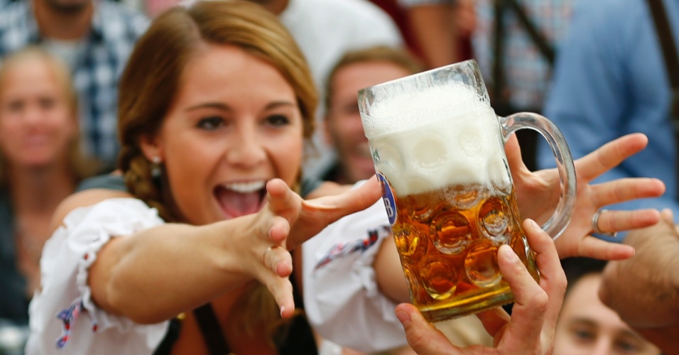 21set2013-mulher-pega-uma-das-primeiras-canecas-de-cerveja-distribuidas-durante-a-cerimonia-de-abertura-da-180-oktoberfest-em-munique-na-alemanha-milhoes-de-bebedores-de-cerveja-de-todo-o-mundo-137