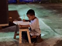 ¿Por qué la imagen de un niño haciendo su tarea escolar ha conmovido al mundo?