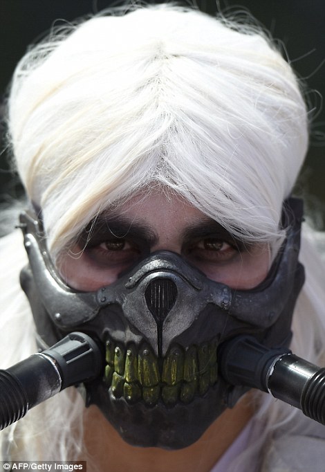 2A74D07300000578-3157610-Spooky_One_cosplayer_dressed_up_as_Mad_Max_Fury_Road_villain_Imm-a-97_1436680023215