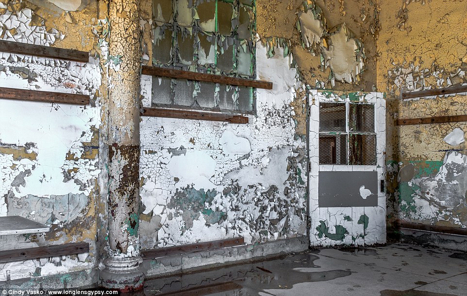2ABFDF0B00000578-3170504-Decline_The_violence_inside_Ohio_State_Reformatory_pictured_bega-a-2_1437634656556