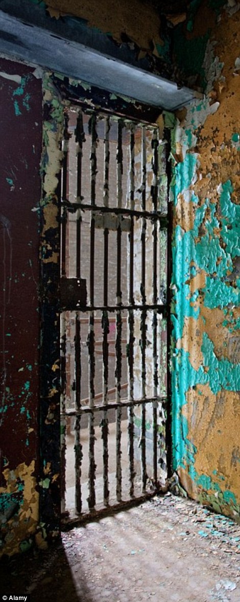 2AC24C9A00000578-3170504-Ancient_Like_other_abandoned_prisons_Mansfield_does_not_have_a_s-m-3_1437646776321