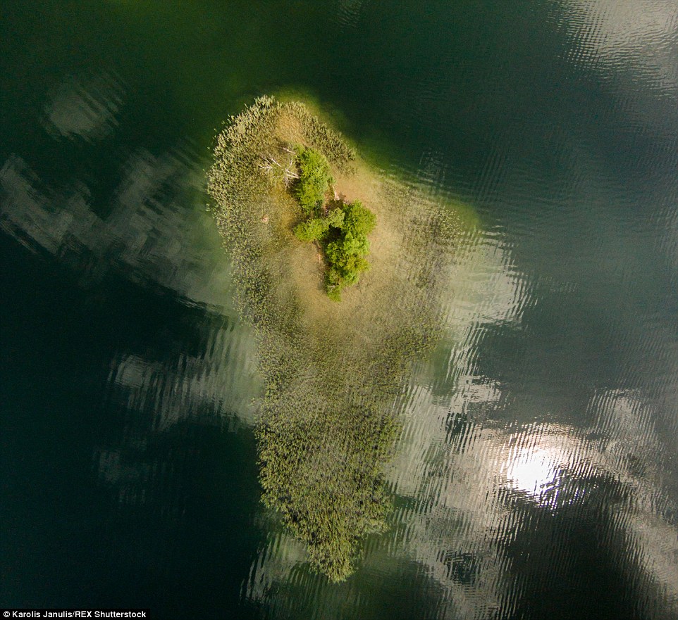 2ACC5ABF00000578-3173355-A_small_untouched_island_in_the_lake_of_Galve_city_of_Trakai_Lit-a-52_1437748383555