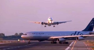 [Video] Sobrecogedor aterrizaje de un avión Boeing 777
