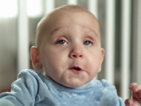 Genial video que muestra cómo son las caras de los bebés cuando hacen caca