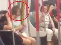 [Video] Esta chica se queda sin batería de su celular cuando viajaba en el metro y no te pierdas lo que sucede a continuación