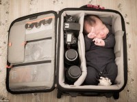 Preciosa sesión fotográfica de bebés durmiendo en bolsas de cámara como si fueran cunas