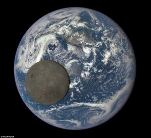 Telescopio espacial capta a la luna cruzando la Tierra desde su «lado oscuro»