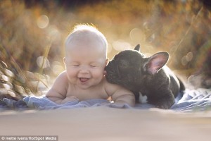 Entrañable sesión fotográfica entre un bebé y su bulldog francés