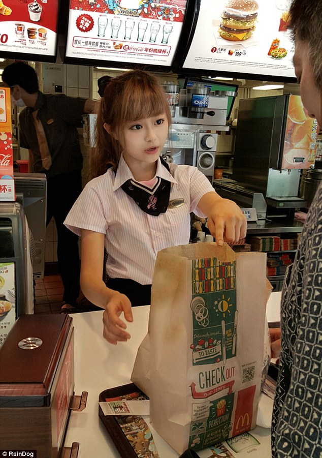2B5C09C800000578-3200934-A_McDonald_s_worker_in_Taiwan_is_encouraging_extra_custom_after_-a-10_1439819390263