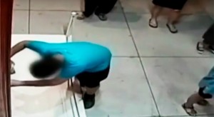 Un joven de 12 años tropieza y agujerea un cuadro de 1,5 millones de dólares en un mueso de Taipei (Taiwan)