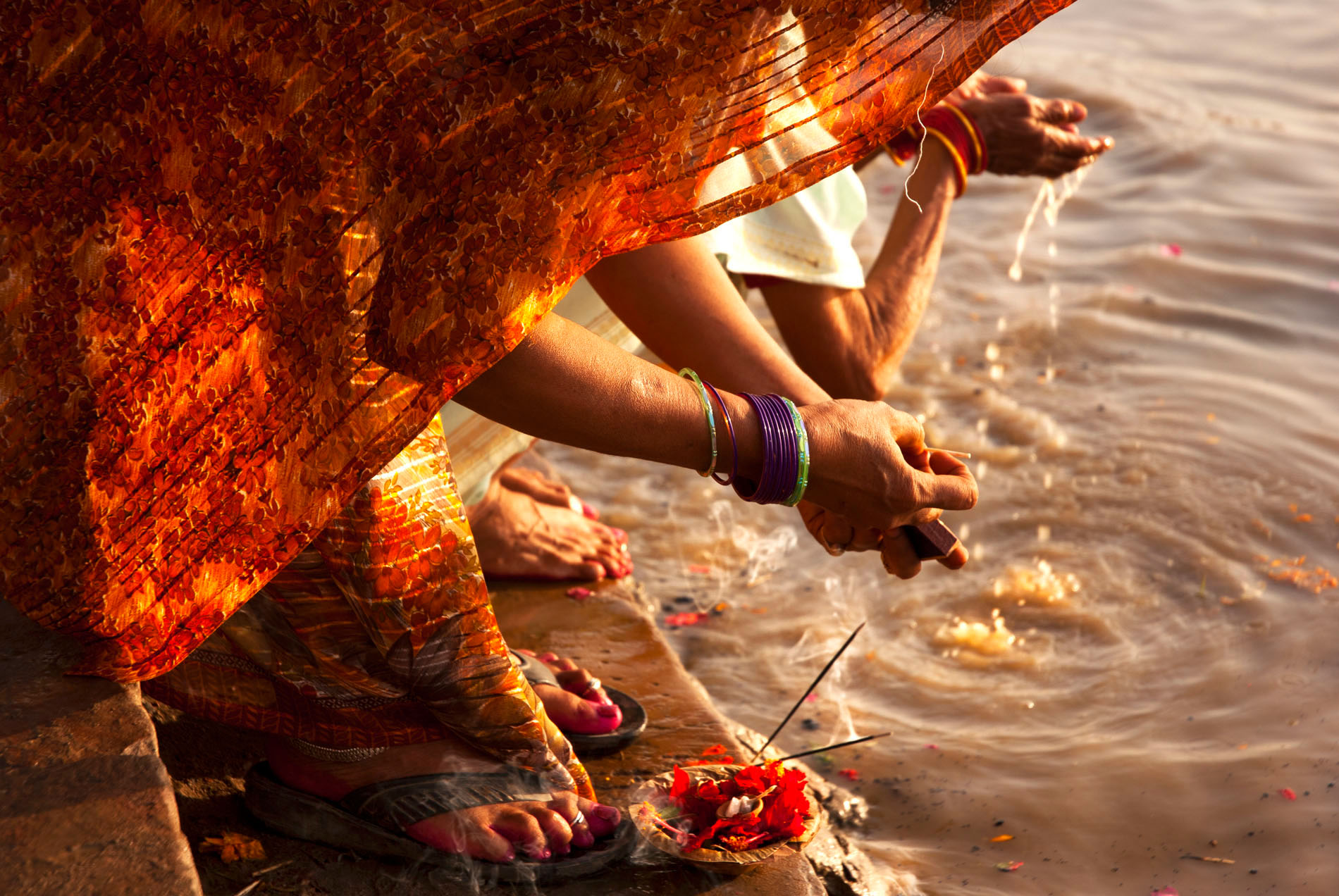 Varanasi-ghats-Ganges-woman-ritual-offerings-0105