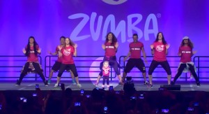 Una niña cautiva a todos sobre el escenario en la Convención Internacional de Zumba. Descubre por qué