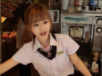 Conoce a esta trabajadora de un McDonalds de Taiwan donde los clientes acuden solo para verla: camarera «diosa» con cara de muñeca