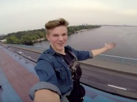 Intrépido joven Ucraniano se sube al techo de un tren en movimiento y lo registra en video FPV