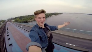 Intrépido joven Ucraniano se sube al techo de un tren en movimiento y lo registra en video FPV