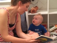 No te pierdas a este adorable bebé que rompe en sollozos inconsolables cada vez que su mamá termina de leerle un cuento