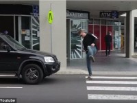 Video hilarante de bromistas que engañan a los conductores creyendo que ven objetos invisibles frente a sus autos