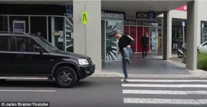 Video hilarante de bromistas que engañan a los conductores creyendo que ven objetos invisibles frente a sus autos