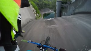 Increíble video que muestra el momento donde un ciclista desafía a la muerte precipitándose en caída casi vertical en un lago