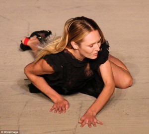 Un verdadero ángel caído: La modelo de Victoria Secret, Candice Swanepoel cae en la pasarela de NYFW