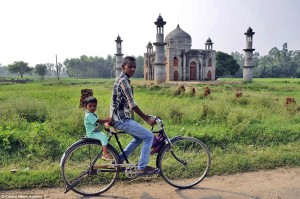 Un pensionista de la India construye una réplica gigante del Taj Mahal en su jardín para enterrar a su esposa