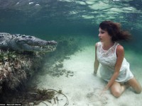 Una modelo italiana nada junto a cocodrilos en extraordinaria sesión fotográfica