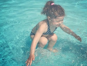 ¿Esta niña está bajo el agua o salta en una piscina? La foto que tiene a toda la red desconcertada
