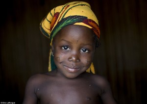 Retratos del África occidental, donde las cicatrices son un símbolo de belleza y los jóvenes se cortan para librarse del mal