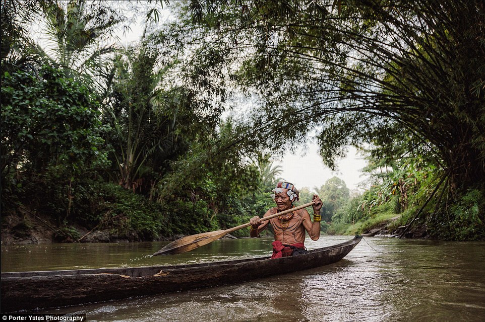 2D04BEB400000578-3257757-A_Shaman_of_the_Mentawai_tribe_paddles_a_boat_up_a_small_creek_o-a-90_1443800092377