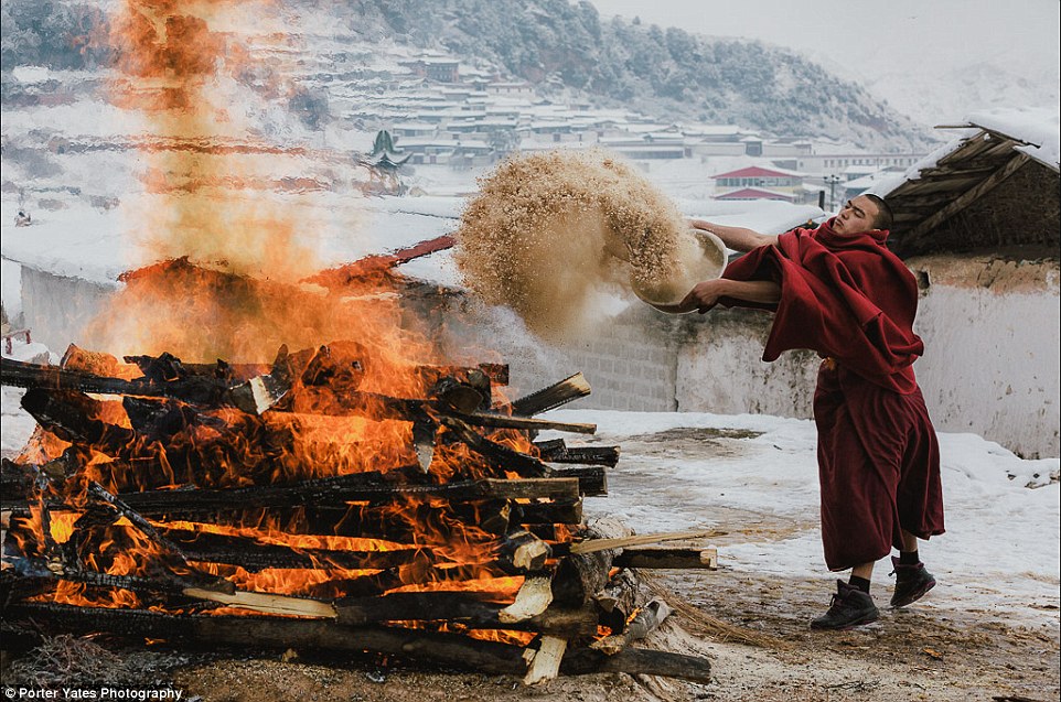2D04D03300000578-3257757-A_monk_in_Langmusi_Tibet_throws_flour_on_a_fire_during_an_offeri-a-95_1443800111112