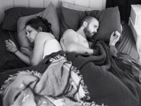 Este fotógrafo elimina los teléfonos móviles de las imágenes de las parejas y las familias para exponer cuán adictos a la tecnología nos hemos convertido