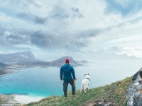 Un joven noruego renuncia a una vida cómoda para perseguir su sueño de viajar con su adorable perro Akiak cuyas aventuras son  sensación en Instagram