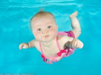Fotografías que capturan las expresiones hilarantes de bebés sumergidos en el agua por primera vez