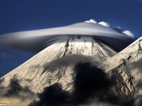 Impresionantes cielos: formaciones de nubes lenticulares nunca antes vistas por encima de las montañas rusas parecen naves extraterrestres