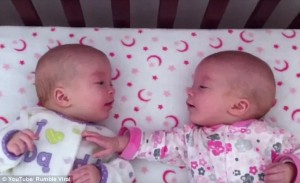 El doble de amor: Video muestra a dos bebés gemelos «conversando» a su manera