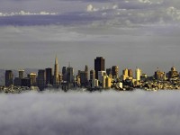 Fotos fascinantes muestran a la ciudad de San Francisco salir de un manto de niebla