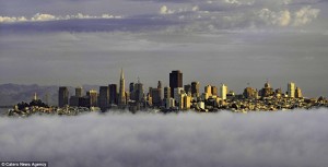 Fotos fascinantes muestran a la ciudad de San Francisco salir de un manto de niebla