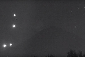 ¿Qué son las misteriosas luces que oscilan en el volcán Popocatépetl?