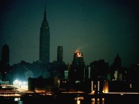 Cuando la ciudad que nunca duerme se fue temprano a la cama. Estas fotos muestran la noche en que Nueva York se hundió en la oscuridad por una falla energética