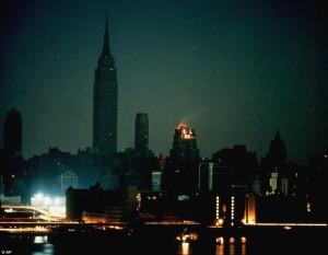 Cuando la ciudad que nunca duerme se fue temprano a la cama. Estas fotos muestran la noche en que Nueva York se hundió en la oscuridad por una falla energética