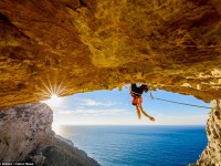 Increíbles fotografías muestran a esta joven bella haciendo escalada  en un impresionante acantilado griego