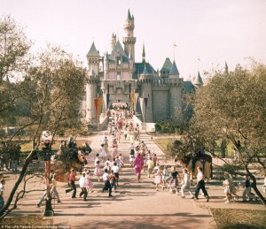 Así empezó la magia: fotografías raras revelan la emoción y el caos del día de la inauguración de Disneyland en 1955
