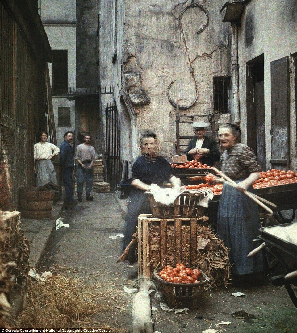 2E91A3E300000578-3323997-A_blind_street_in_old_Paris_with_residents_preparing_produce_to_-a-32_1447864288668