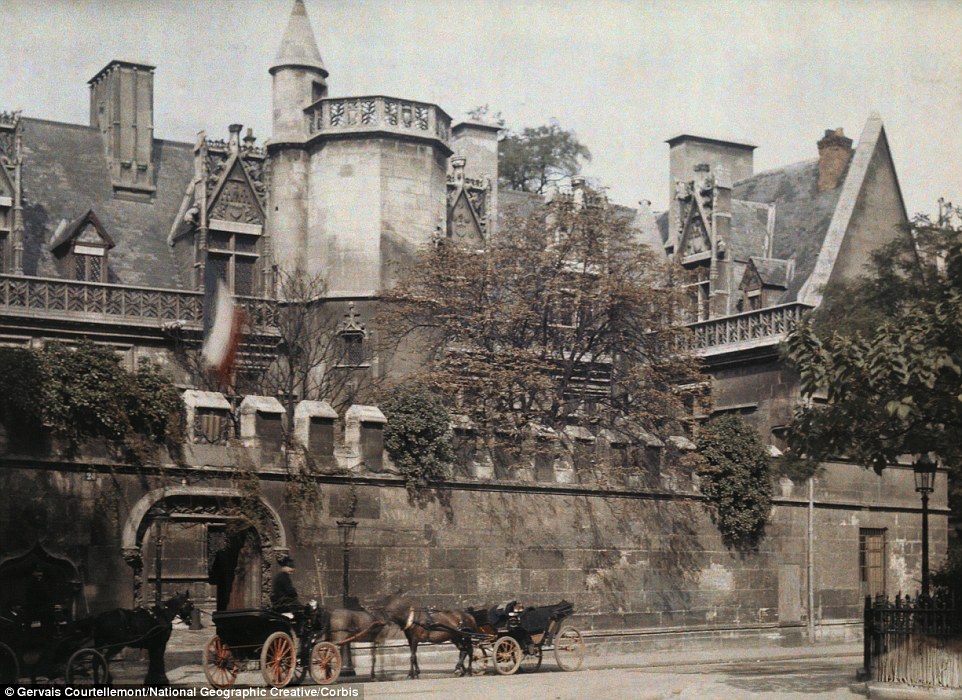 2E91A43B00000578-3323997-Horse_drawn_carriages_in_front_of_a_building_in_Paris_Image_by_G-a-30_1447864157508