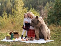 ¡Mamá, esto no es lo que quise decir cuando te pregunté si podía llevar mi oso de peluche al picnic! Increíbles fotografías muestran madre e hija disfrutando de una comida al aire libre con un oso gigante