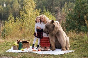 ¡Mamá, esto no es lo que quise decir cuando te pregunté si podía llevar mi oso de peluche al picnic! Increíbles fotografías muestran madre e hija disfrutando de una comida al aire libre con un oso gigante